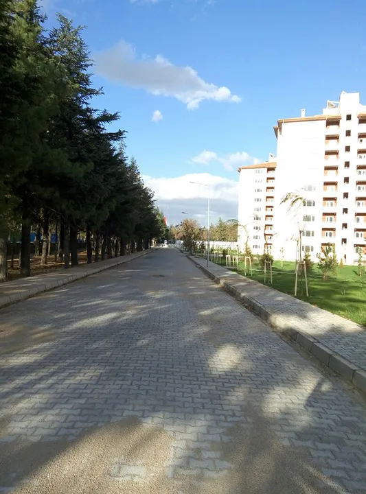 ISPARTA İLİ MERKEZ İLÇESİ GARNİZON LOJMANLARI BÖLGESİ 156 ADET KONUT, 1’ER ADET KOMUTAN KONUTU, ISI MERKEZİ BİNASI, NİZAMİYE BİNASI, ÇEVRE EMNİYET DUVARI VE GENERAL İHSAN ALPER KIŞLASI 178 ADET KONUT, 3’ER ADET AMFİ BİNASI, SUNDURMA, 1’ER ADET SOSYAL